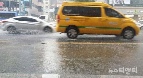 3일 대전에 많은 비가 예보된 가운데 차들이 물보라를 일으키며 도로를 달리고 있다. (사진= 뉴스티앤티 본사 앞 도로(탄방동 계족로)) / ⓒ 뉴스티앤티 2020.08.03