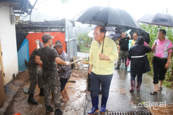 류한우 단양군수가 지난 2일까지 계속된 집중호우로 큰 피해를 입은 마을을 찾아 대응상황을 확인했다. / 단양군 제공