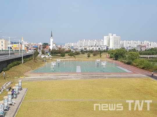 대전 유등천 인근에 설치된 체육시설물 / 대전광역시 중구청 제공