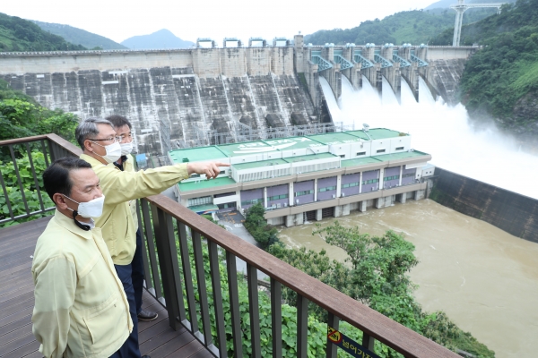 한국수자원공사는 박재현 사장은 5일 다목적 댐 긴급점검 회의에 앞서 충주댐에서 한강수계 홍수 대응상황을 점검하고 철저한 방재 및 시설관리를 당부했다.