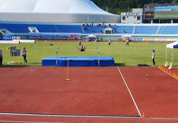 높이뛰기와 멀리뛰기에서 두각을 나타내는 보은중학교 김현식 학생 / 충북교육청 제공