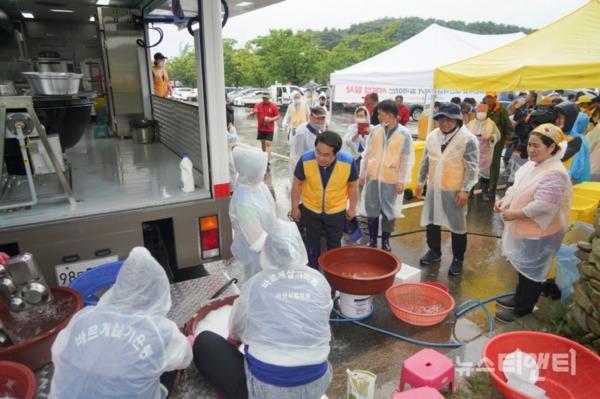 오세현 아산시장이 외암마을 주차장에 밥차를 운영하고 자원봉사자들을 격려하고 있다 / 아산시 제공