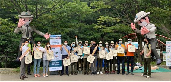 한국조폐공사는 18일 국립공원공단과 함께 충남 계룡산에서 자연보호와 생태보전을 위한 캠페인을 벌였다.