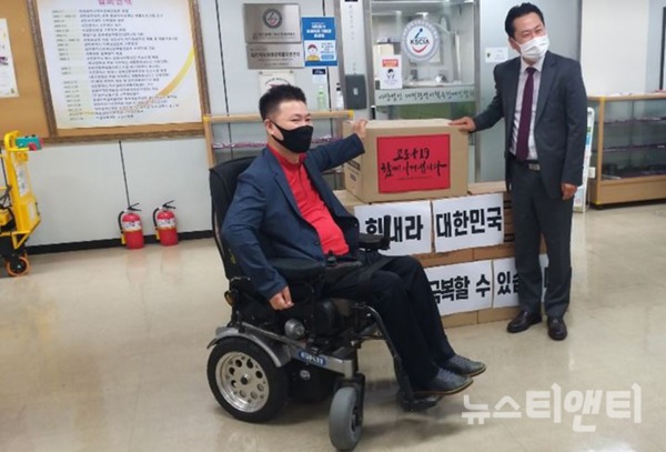 국민의힘 대전시당은 17일 대전장애인단체총연합회에 마스크 10,000매와 손소독제 560개를 기부했다.