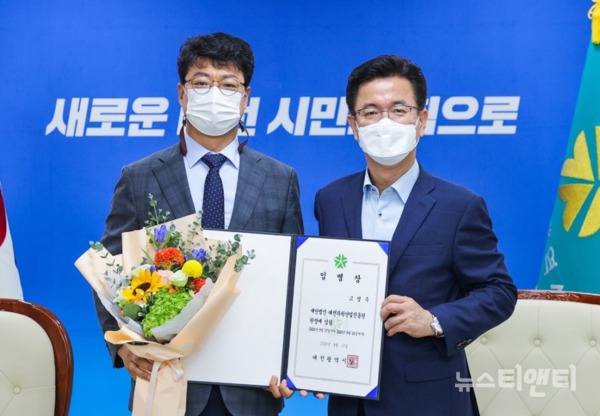 대전시는 17일 대전과학산업진흥원 초대원장에 한국화학연구원 고영주(57세) 박사를 임명했다. 
