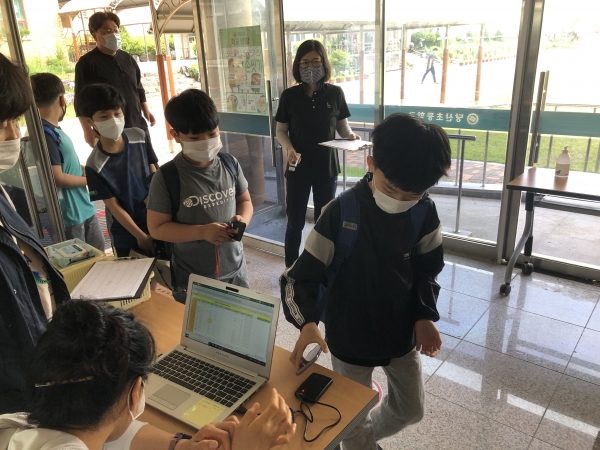 당진시 송산면 소재 당산초등학교 학생들이 등교하면서 NFC 태그를 하는 모습 / 충남교육청 제공