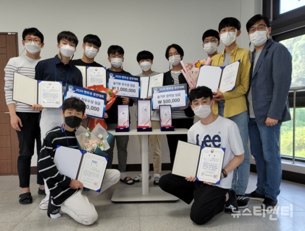 충북과학고등학교 학생들이 2020 캔 위성 경연대회에 출전해 2년 연속 최우수상을 수상하는 쾌거를 거뒀다. / 충북도교육청 제공