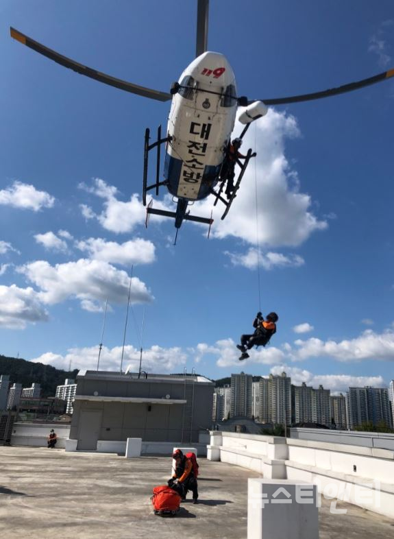 대전119특수구조단이 24일 오후 2시 청사 건물 옥상에서 헬기를 이용한 인명구조 훈련을 하고 있다. / 대전소방본부 제공