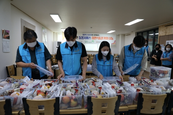 대전도시공사 직원들은 25일 오후 추석 명절을 맞아 대덕구 법동사회복지관에서 추석선물키트 100여개(300만원 상당)을 제작해 전달하는 봉사활동을 펼쳤다. / 대전도시공사 제공