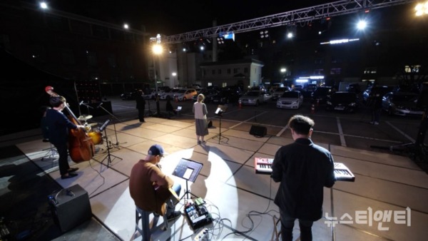 9월 25일 대전의 옛 충남도청 중앙정원에서 자동차극장을 이용한 언택트 방식으로 지역문제해결플랫폼 의제실행 선언식 ‘다시, 이음 콘서트’가 개최되고 있다. / 대전시