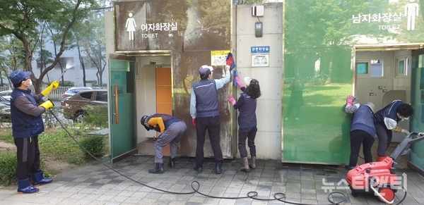 강변어린이공원 공중화장실 청소 / 대전 서구 제공