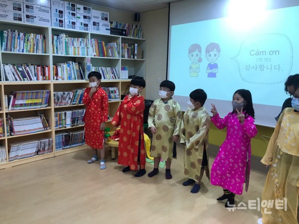 충북국제교육원에서 지원하는 ‘외국인과 함께하는 문화교실(CCAP)’이 큰 인기를 끌고 있다. / 충북도교육청 제공