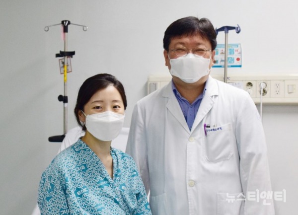 6개나 되는 자궁근종 제거 수술을 받고 출산에 성공한 김효선씨(왼쪽)와 수술을 집도한 대전을지대병원 산부인과 하중규 교수(오른쪽) / 대전을지대병원 제공