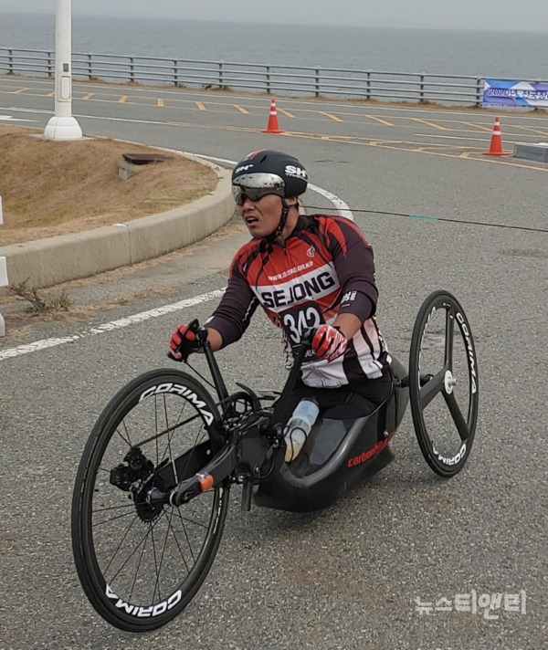 세종시장애인체육회 신의현 선수가 '2020년 전국장애인사이클선수권대회'에서 금메달 2개를 획득했다. / 세종시 제공