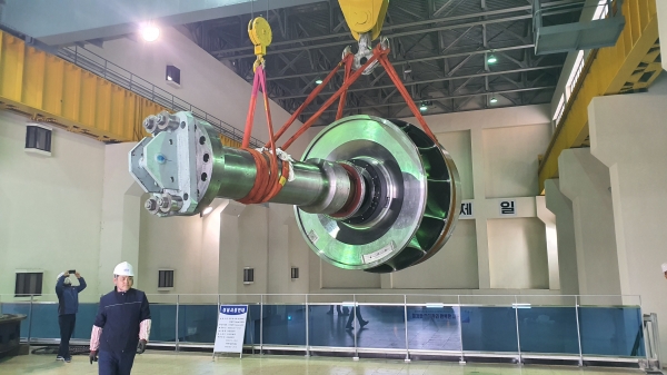 국산화 개발에 성공한 50메가와트급 수차 러너를 수공 합천수력발전소에 설치하고 있다.