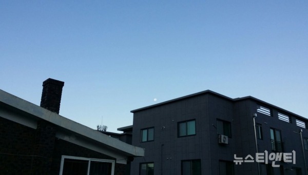 11월 3일 아침이 밝아오는 가운데 서쪽 하늘로 달이 지고 있는 모습 / ⓒ 뉴스티앤티