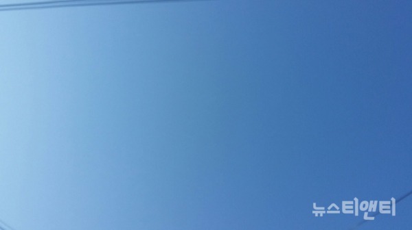 구름 한 점 없이 맑고 푸른 하늘 / ⓒ 뉴스티앤티 2020.11.11