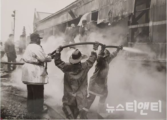 화재진압 중인 미군 소방대원들 / 소방청 제공