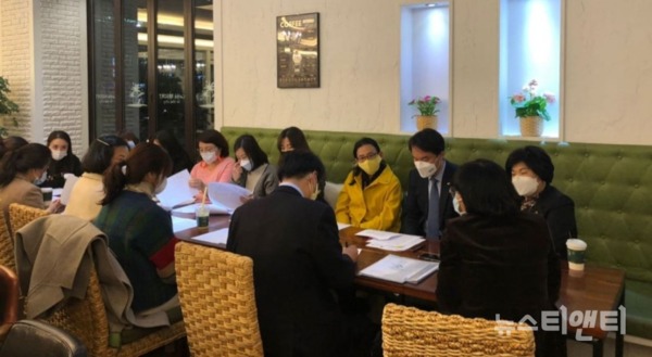 24일 대전 탄방동의 한 카페에서 김종철 정의당 대표와 대전충남간호조무사회가 '간호조무사 처우개선'을 위한 간담회를 하고 있다. / 정의당 제공
