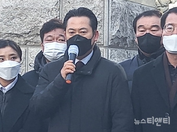 장동혁 국민의힘 대전시당위원장이 2일 오전 대전검찰청 앞에서 긴급 기자회견을 개최, ‘법치주의 수호’를 촉구하고 나섰다. / 뉴스티앤티