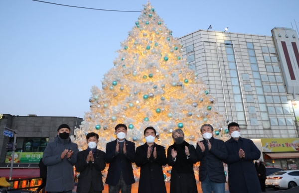 대전 동구는 13일 중앙시장 일원에 '희망의 대형 크리스마스트리'를 비롯한 각양각색의 경관조명을 설치했다. / 대전 동구청 제공