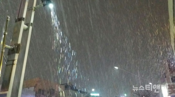 6~9일 전국에 강추위가 예보된 가운데 6일 밤 대전에 눈이 내리고 있다. / ⓒ 뉴스티앤티 