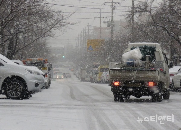 18일 오전 대전에 많은 눈이 내리고 있는 가운데 시민들이 조심스럽게 차량을 이동하고 있다. / ⓒ 뉴스티앤티 