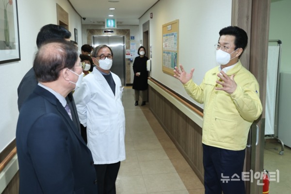 허태정 대전시장은 18일 감염병 전담병원인 대전을지대학교병원을 방문해 시설과 의료상황을 점검했다. / 대전시 제공