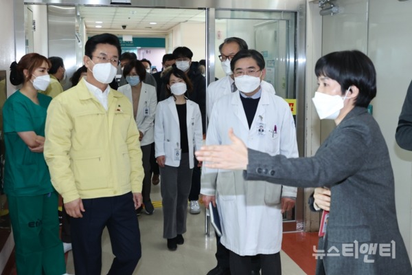허태정 대전시장은 18일 감염병 전담병원인 대전을지대학교병원을 방문해 시설과 의료상황을 점검했다. / 대전시 제공