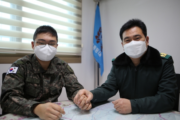 육군 제32사단 옥룡동대 지희중 예비군 중대장이 김경민 일병을 격려하고 있다.