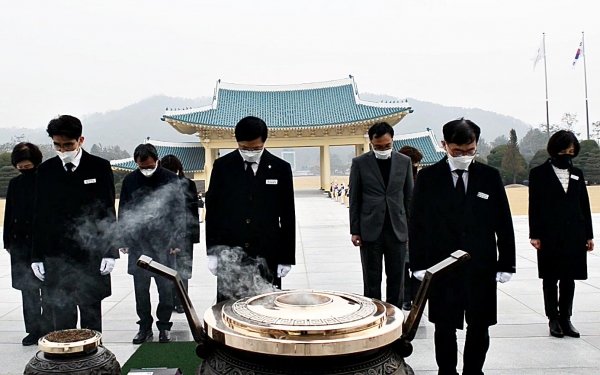 안장자 유족을 대신해 참배하는 대전현충원 직원들 모습