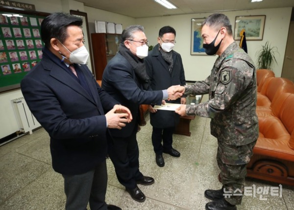 충남도의회(의장 김명선)는 설 명절을 앞둔 9일 지역 향토방위 임무를 수행하는 육군 제32사단 충절여단을 위문했다.