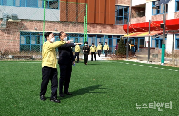 설동호 대전시교육감이 22일 대전해든학교를 방문하여 개교준비 사항을 점검하고 있다. / 대전시 제공