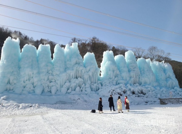 대표적 겨울축제 중 하나인 청양군 알프스마을(정산면 천장리)의 열세 번째 얼음분수축제가 코로나19 방역 속에서 7만여 명의 관광객을 모은 것으로 집계됐다.