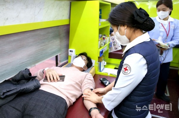 대전시교육청 25일 소속 기관의 직원들을 대상으로 ‘동절기 헌혈행사’를 실시했다. (사진=대한적십자사 헌혈버스에서 헌혈하는 모습 / 대전교육청 제공)