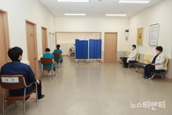대전시는 26일 오전 서구 갈마동에 위치한 대전 성심요양병원에서 코로나19 백신 첫 예방접종 실시했다. / 대전시 제공