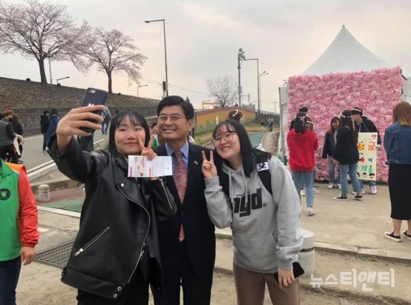 [자료사진] 이춘희 세종시장이 '2019 조치원 봄꽃축제'에서 시민들과 기념촬영을 하고 있다. / 2019조치원봄꽃축제 페이스북