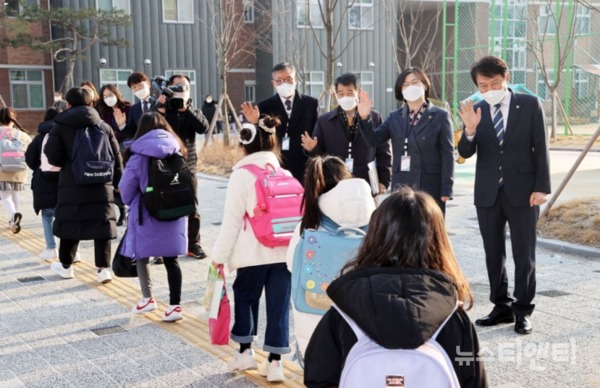 김병우 충북도교육감이 3일 생명초중학교를 방문해 등교하는 학생들을 맞이하고 있다. / 충북교육청 제공
