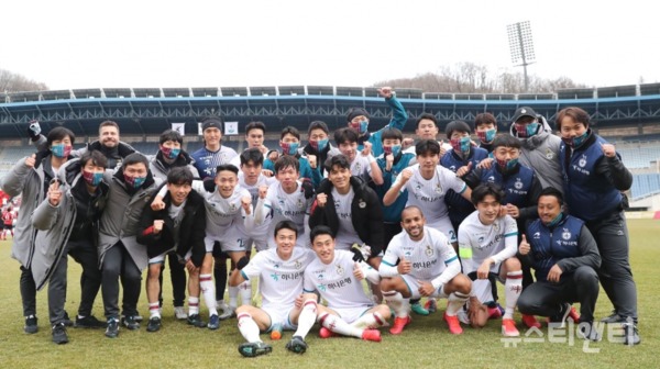 2월 28일 부천종합운동장에서 열린 부천FC전에서 승리한 대전하나시티즌 선수와 관계자들이 기념촬영을 하고 있다. / 대전하나시티즌 제공