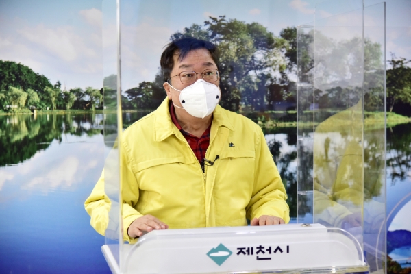 이상천 제천시장이 7일 브리핑을 개최하고, 270번째 확진자 발생에 따른 대응 조치를 발표하고 있다. / 제천시청 제공
