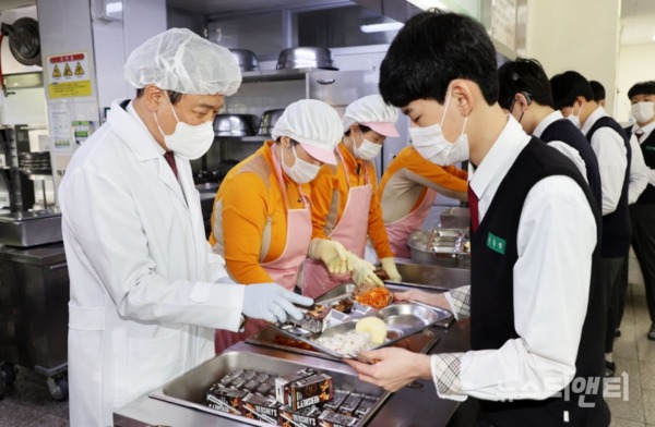 김병우 충북도교육감이 9일 율량중학교를 방문, 급식현장 위생관리를 점검한 가운데 급식실에서 배식 봉사를 하고 있다. / 충북도 제공