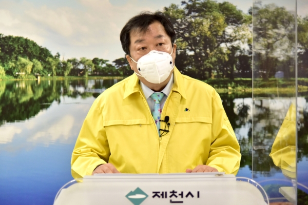 이상천 제천시장이 22일 브리핑을 개최하고, 363명에 대한 코로나19 검사 결과를 발표하고 있다. / 제천시청 제공