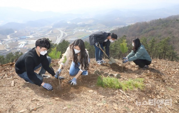 ‘탄소흡수원 확대를 위한 2021년 나무심기‘ 행사 / 충북도 제공