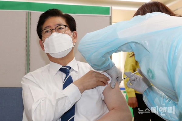 양승조 충남도지사가 1일 홍성군보건소에서  코로나19 예방 백신을 접종받고 있다. / 충남도 제공