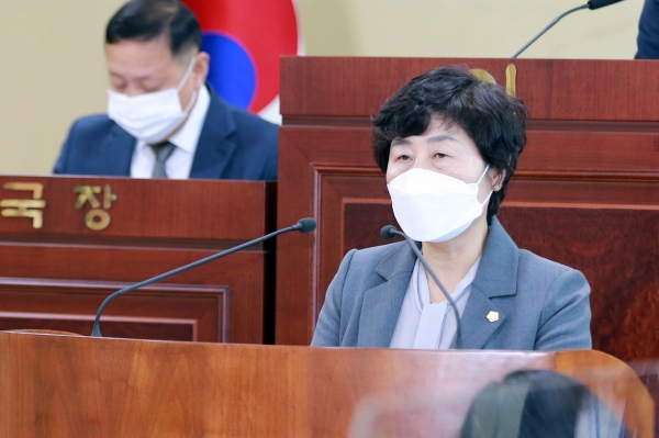김수영 아산시의원이 14일 제228회 임시회 제2차 본회의에서 '적극 행정의 의미'라는 주제로 5분 발언을 진행하고 있다. / 아산시의회 제공