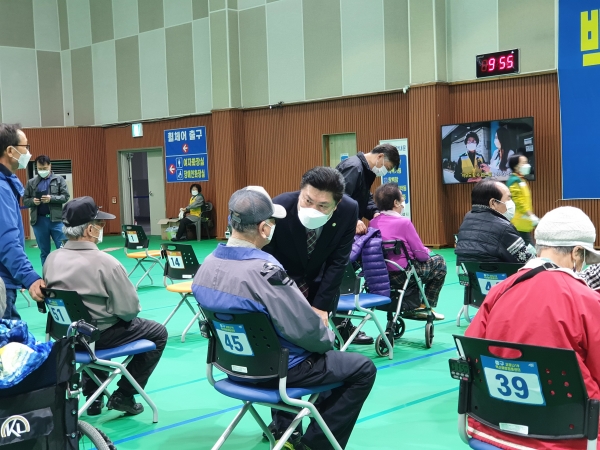 김연수 대전 중구의회 의장이 16일 부사동에 위치한 코로나19 백신예방접종센터를 방문하여 관계자와 자원봉사자들을 격려하고 있다. / 대전 중구의회 제공