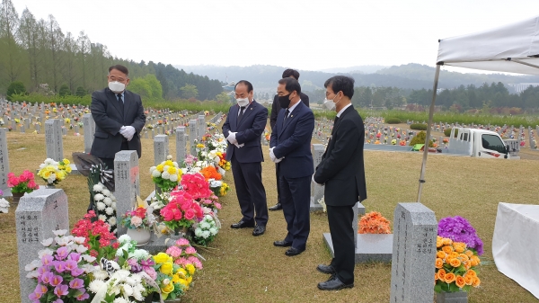 대전시의회 의장단은 지난 16일 '세월호 참사 7주기'를 맞아 대전국립현충원에 안장된 세월호 순직교사 묘역을 참배했다. / 대전시의회 제공