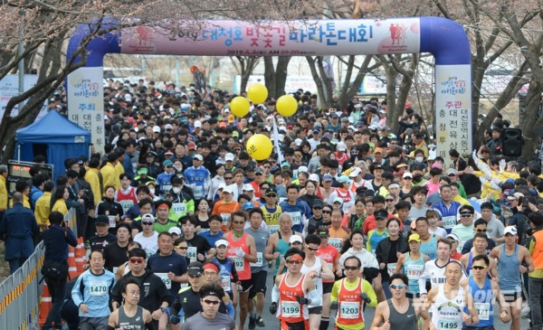 대전 동구가 5월 21일부터 6월 6일까지 17일간 ‘코로나19 극복 언택트 대청호 벚꽃길 마라톤 대회’를 개최한다. / 대전 동구 제공