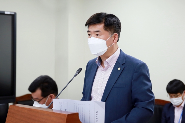 맹의석 아산시의원이 '아산시 드론 활용의 촉진 및 산업육성에 관한 조례안'을 발의하고 취지를 설명하고 있다. / 아산시의회 제공