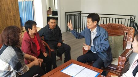 중국 청도의 소리박사 사무실에서 통역과 함께 중국 청도의 난청환자를 상담하고 있다.